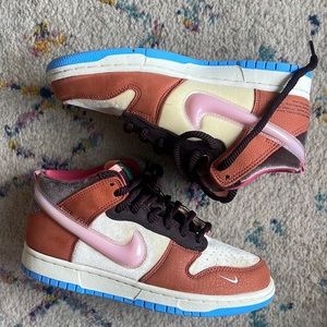 Nike dunks mid chocolate milk. Men’s 5 women’s 6.5. Hardly worn